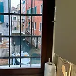 Campo San Polo Canal View * Venise