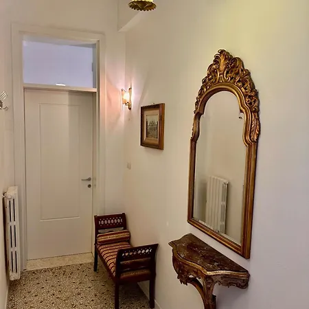 Campo San Polo Canal View Apartment