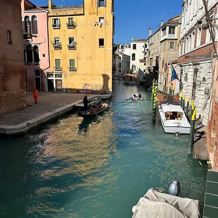 Campo San Polo Canal View * Venise