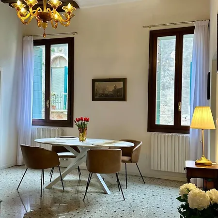 Campo San Polo Canal View Apartment *